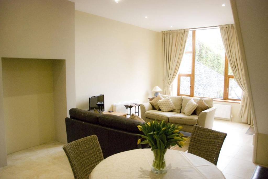 Courtyard Mews 3*